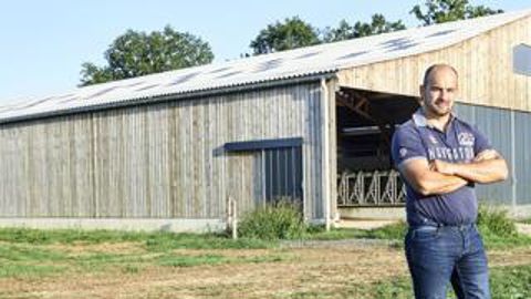 À Gévezé (Ille-et-Vilaine), Jérôme Tondeux a fait des économies en optant pour un robot d’occasion ou pour une barre au garrot. Mais il a dû fermer complètement le bâtiment à cause de son orientation sud-ouest. © THIERRY PASQUET/SIGNATURES